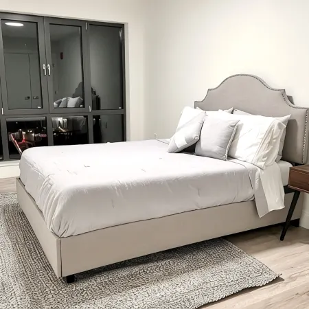 Luxury 2 Bedroom Apartment in Heart of Quincy
