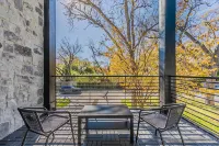 Entertainment District -Walk to Stadiums - Near Six Flags -Sleeps 8 - Balkon