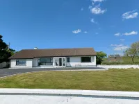 Spacious shore-side bungalow in an exclusive and historic location - 2つ星