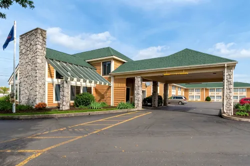Econo Lodge - 2-Star