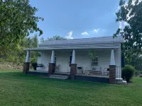 Authentic 100 Year Old Farmhouse, Farm setting in the  foothills of the Smokies - 2-Star