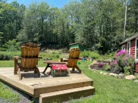 StarryPinesCottage w Cedar Sauna Steps to Trails - 2-Star