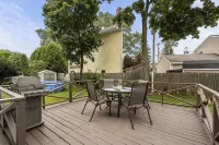 Close to Beach! Pool, Hot Tub, Firepit in Patio area & Deck. - Pools