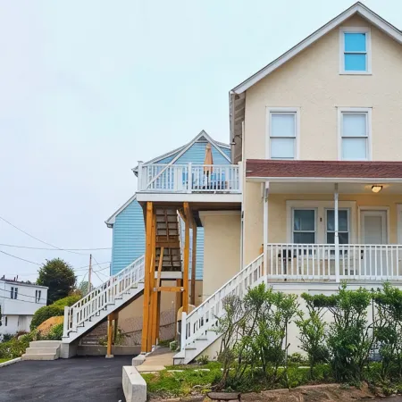 Tranquil Modern Upstairs Apt. Walk to Restaurants & Beach! Off-Street Parking,