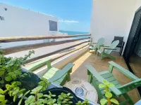 Apartment with mountain view, private balcony and access to beach front terrace. - Homestays