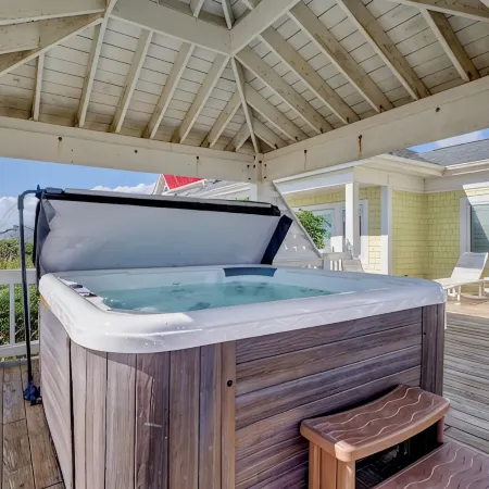 Hot Tub, BeachFront, Island Center, Walk to Restaurants