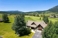 Private Hot Tub! Pool Table, Mountain Views, Ski Shuttle Close by! - マウンテンビュー