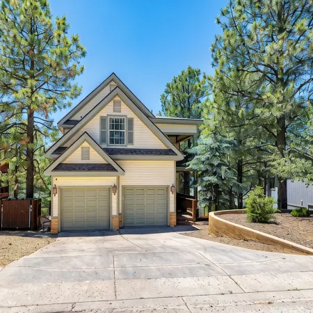 Air Conditioned 3200 sq/ft Home, New Decks & Hot Tub in the Pines.
