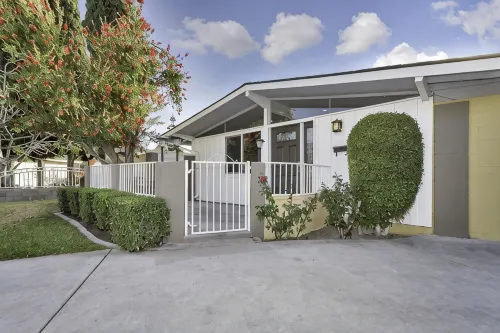 Walk across the street to Disneyland parking.  Fireworks show from front porch! - 4 estrellas