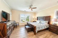 Discount Available! 4 Br/3 BA Private Pool/Dock/Canal Front/Neighborhood Beach! - Villas