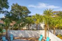 Beach House! Walk to Private Beach Gate, Pickleball, Rent Golf Cart, Heated Pool - 프라이빗 풀