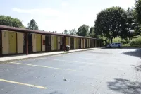 Knights Inn Battle Creek - parking