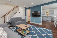 Beautiful Renovated Townhome w/parking - 4つ星