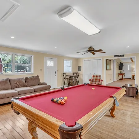 Secluded Home "Behind The Vines SLEEPS 22 on over an acre!