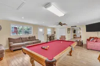 Secluded Home "Behind The Vines SLEEPS 22 on over an acre! - 2つ星