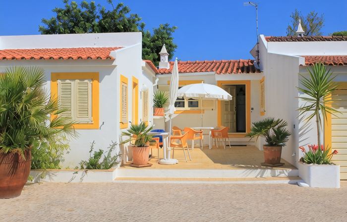 Sunny ap. with pool for 2 people (+2 young) right on the sea in a prime location