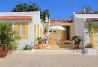 Sunny ap. with pool for 2 people (+2 young) right on the sea in a prime location - 3 étoiles