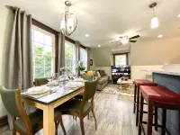 Safe & Trendy Historic Midtown 3rd Floor Riverview Apartment - พร้อมWifi