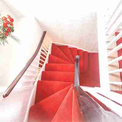 A 6 bedroom property, 2 minute walk to the sea front, beach and restaurants. Others