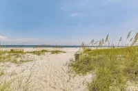 Walk to Florabama from Renovated Ground Floor 2Bd-2Ba w/ Pickleball, Boat Slips - Beach