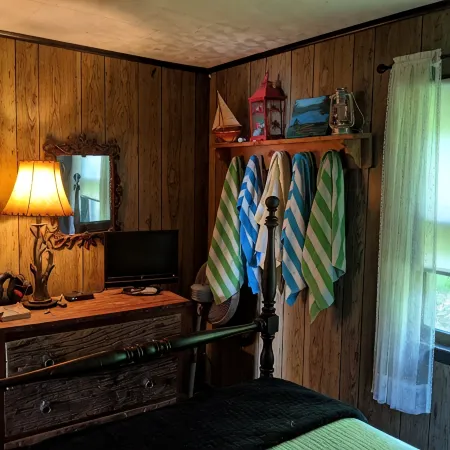 Charming 2 Bedroom Lakefront Cottage in the Catskill Mountains