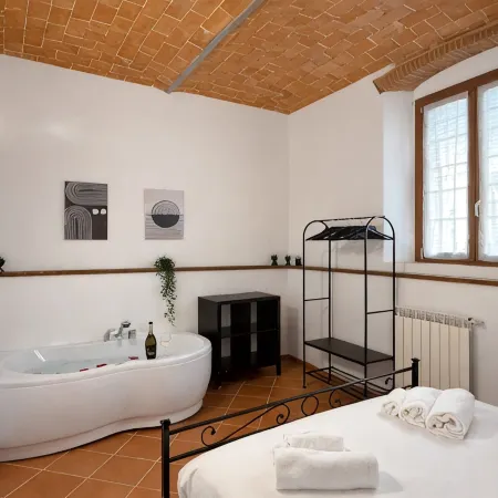 Oasis Apartment • Hot Tub & Parking