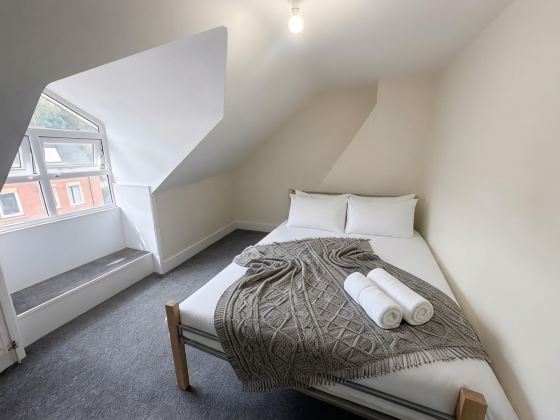 Stylish 3-bed Apartment - Caterham - Sleeps 5