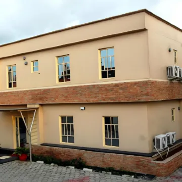 De Rigg Place - Alaka Estate, Surulere Hotels near Amuwo Odofin Public Library