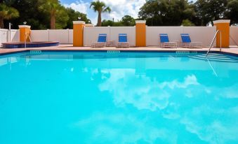 Holiday Inn Express & Suites Brooksville-I-75