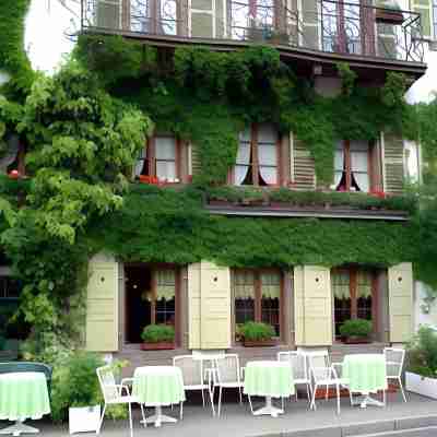 Logis Hôtel Aux Trois Roses Hotel Exterior