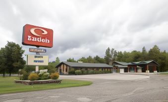 Econo Lodge Inn & Suites Munising Area - Housity