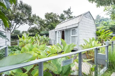 Mana Cottage Отели рядом с достопримечательностью «Camping Ground Tebing Keraton»