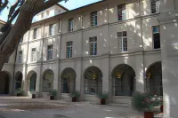 Hôtel Cloitre Saint Louis Avignon Отели рядом с достопримечательностью «Папский дворец»