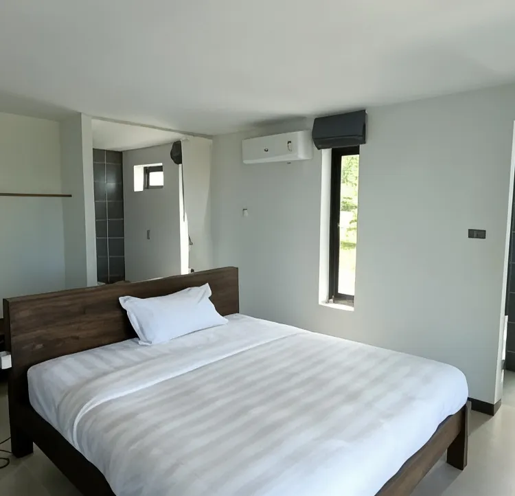 อพาร์ทเมนต์สองห้องนอนพร้อมระเบียงและวิวทะเล