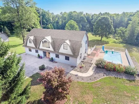 Cozy 4-bedroom house in adorable Watervliet with fitness room, WiFi