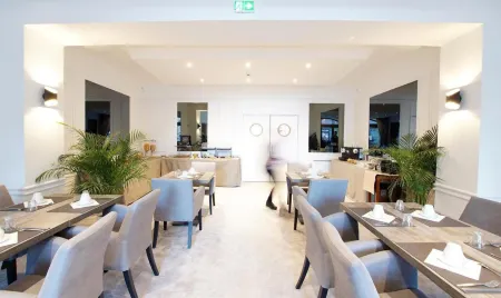 Hotel le Bourgogne Отели рядом с достопримечательностью «Buvette et Source Cachat»