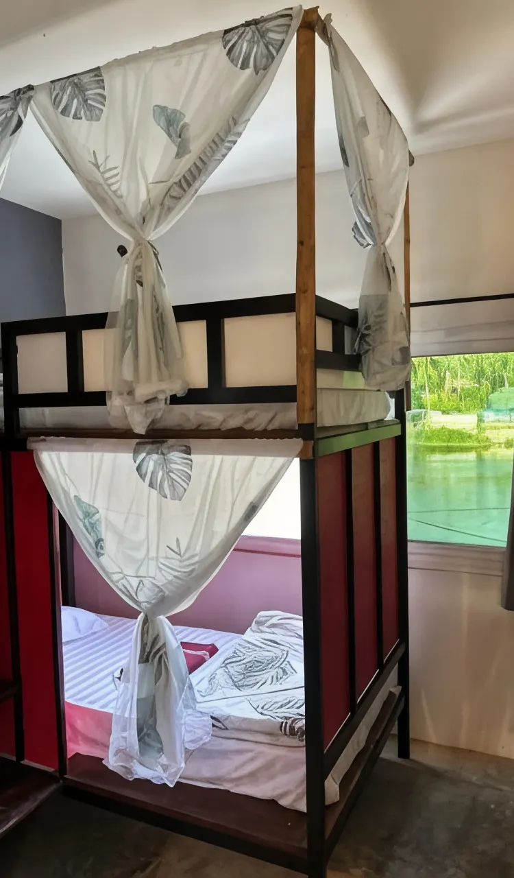 เตียงในห้องพักรวมแบบ 6 เตียง