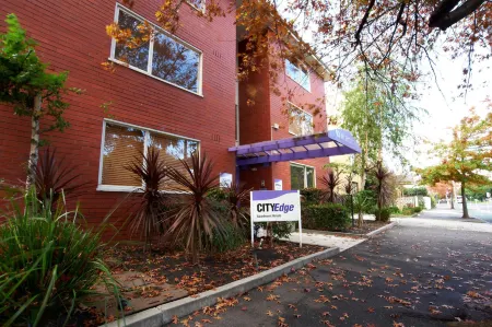 City Edge East Melbourne Apartment Hotel Отели рядом с достопримечательностью «Беррарунг Марр»