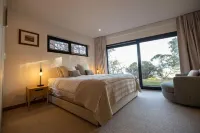 Lake Front Living New and Cosy Seperate Ground Floor Appartment