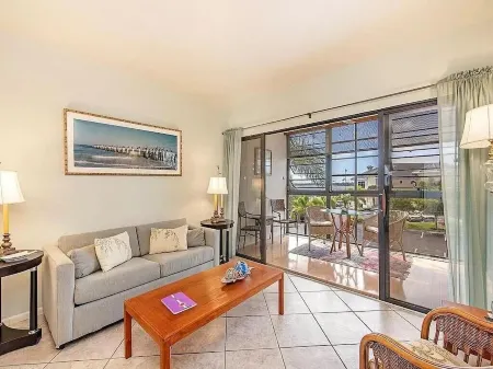 Beau Mer Condo with views of Naples Bay, walking distance to Old Naples Отели рядом с достопримечательностью «Нейплс Пир»