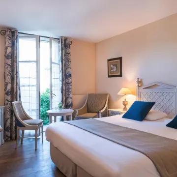 Hôtel Aux Vieux Remparts the Originals Relais