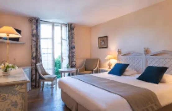 Hôtel Aux Vieux Remparts the Originals Relais