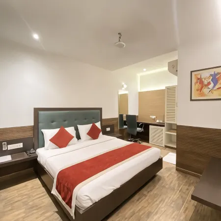 Status Business Hotel - Naveen Market