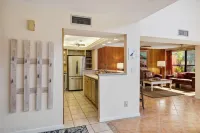 Island Townhouse Steps from the Ocean, Large Lanai, Heated Pool - Summer Avail