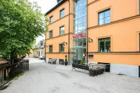 Akademihotellet Hotels near Trädkyrkan Berthåga
