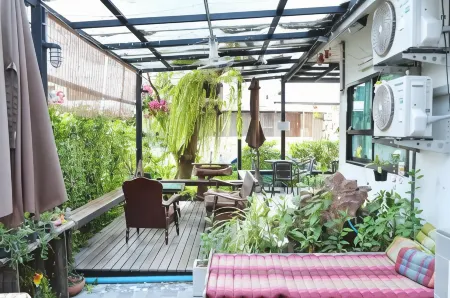 Early Bird Hostel Ayutthaya Отели рядом с достопримечательностью «Wihan Phra Mongkhon Bophit»