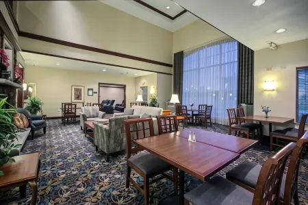 Staybridge Suites Rockford Отели рядом с достопримечательностью «Swanson Park»