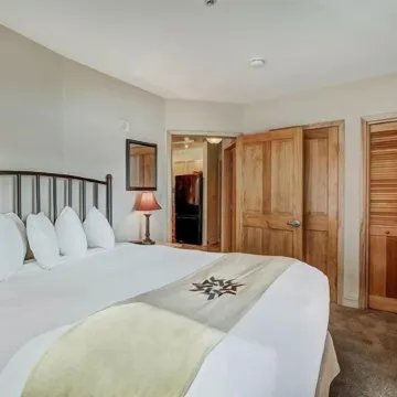 Silver Mill 8167-1Br-Walk to Slopes! Kids Ski Free! 1 Bedroom Condo by Redawning