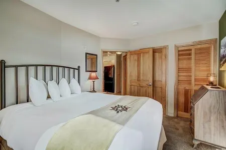 Silver Mill 8167-1Br-Walk to Slopes! Kids Ski Free! 1 Bedroom Condo by Redawning