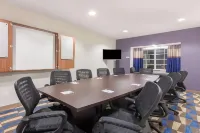 Microtel Inn & Suites by Wyndham Cadiz Các khách sạn ở Cadiz